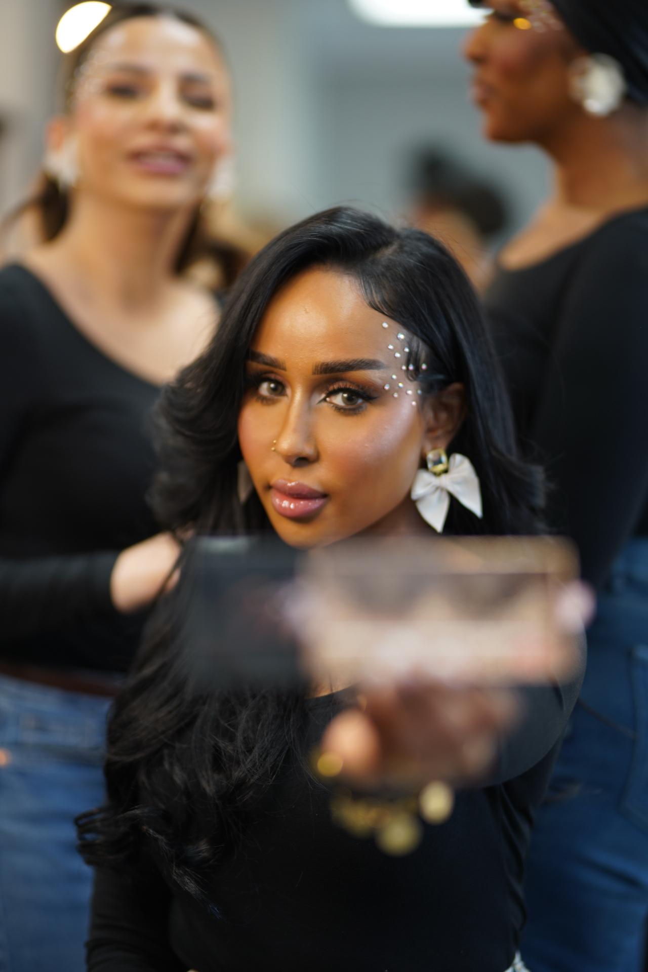 Porträtt med styling och glittrande makeup från Maha Salong