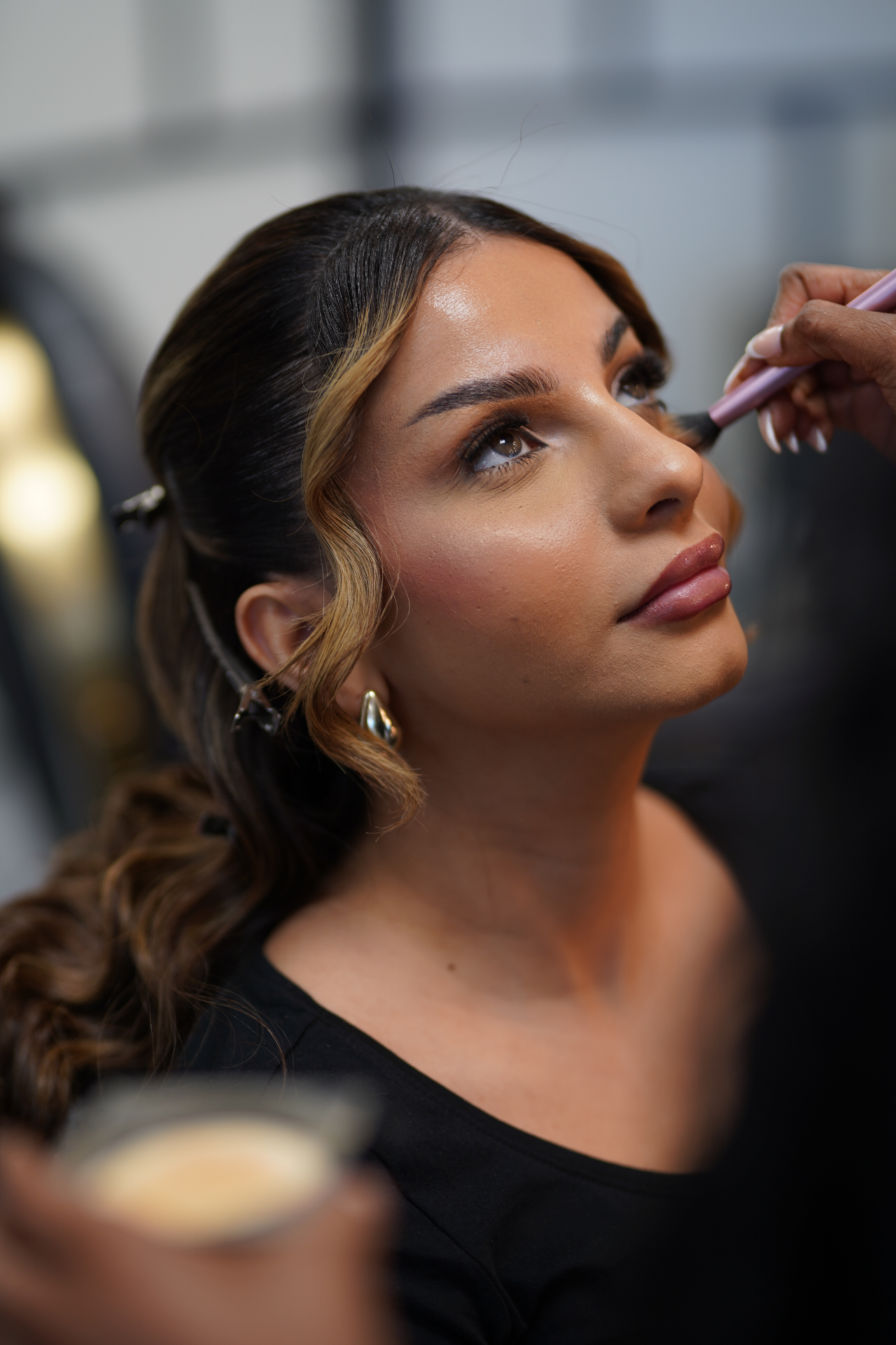 Närbild på makeup under behandling på Maha Salong
